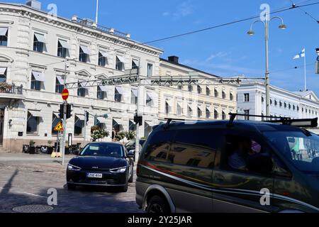 Traffico su Kauppatori vicino ad Havis Amanda con il municipio sullo sfondo nel centro di Helsinki, Finlandia, agosto 2024 Foto Stock