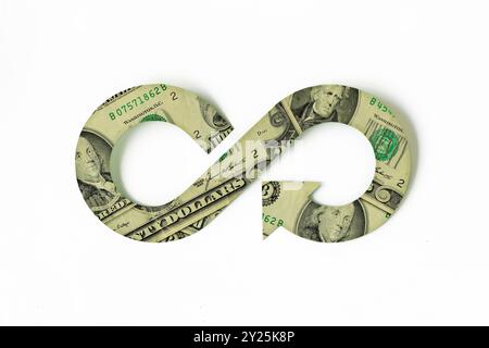 Freccia circolare fatta di banconote in dollari su sfondo bianco - concetto di finanza e circolazione monetaria Foto Stock