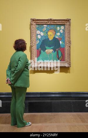 Una persona ammira la Berceuse (la ninna nanna), 1889, in mostra durante l'anteprima della mostra Van Gogh: Poets and Lovers della National Gallery, Londra. La mostra di Vincent Van Gogh presenterà le opere più importanti dell'artista insieme a dipinti provenienti da collezioni private mai viste in pubblico prima. Segna 100 anni da quando la galleria ha acquistato i suoi dipinti sedia e girasoli. Data foto: Lunedì 9 settembre 2024. Foto Stock