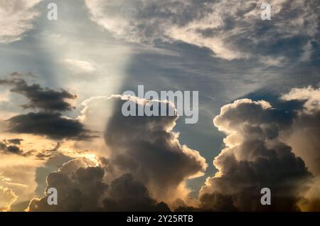 Cielo al tramonto con un raggio di sole dietro le nuvole scure e il sole nascosto. Cielo drammatico. Meteo, sfondo naturale, carta da parati. Paesaggio estivo. Beckov, Slovacchia Foto Stock