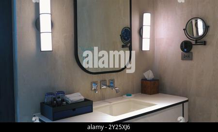 Bagno moderno dal design minimalista con grande specchio, Foto Stock