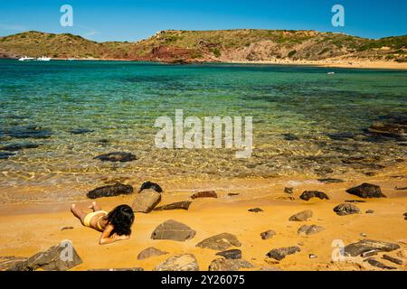 Escursione sul sentiero per la spiaggia di Ferragut, l'ippodromo, Minorca, la riserva della Biosfera, le Isole Baleari, Spagna. Foto Stock