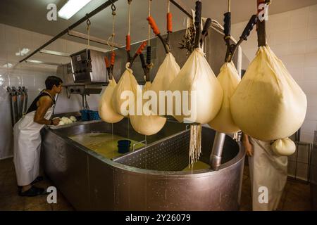 Formaggio fresco sgocciolato, fabbricazione artigianale di formaggio Mahon, Alcaiduset, Alaior, Minorca, Isole Baleari, Spagna. Foto Stock