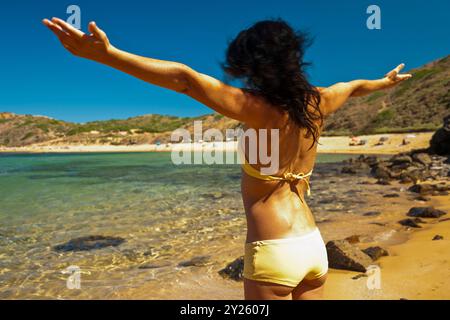 Escursione sul sentiero per la spiaggia di Ferragut, l'ippodromo, Minorca, la riserva della Biosfera, le Isole Baleari, Spagna. Foto Stock