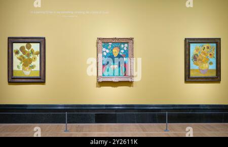 National Gallery, Londra, Regno Unito. 9 settembre 2024. Van Gogh: Poets and Lovers Exhibition (in corso dal 14 settembre 2024-19 gennaio 2025) è la prima mostra della National Gallery dedicata a Vincent van Gogh (1853-1890) e anche la prima in assoluto a concentrarsi sulle trasformazioni fantasiose dell'artista, con oltre 50 opere con prestiti da musei e collezioni private in tutto il mondo. Immagine (da l a r): Vincent van Gogh, Girasoli 1888. La National Gallery, Londra; la Berceuse (la ninna nanna), 1889. Museum of fine Arts, Boston; Girasoli, 1889. Museo d'arte di Philadelphia Crediti: Malcolm Park/Alamy Live News Foto Stock