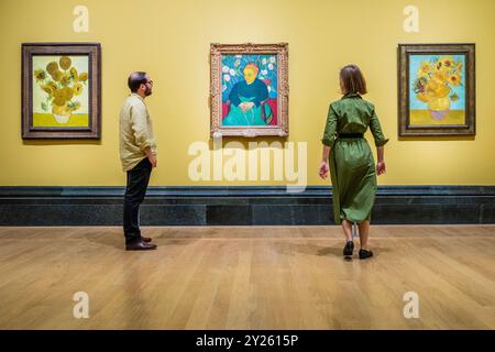 Londra, Regno Unito. 9 settembre 2024. Girasoli, 1888, Madame Augustine Roulin Rocking a Cradle (la Berceuse), 1889, Girasoli, 1889, un'opportunità unica nella vita che mostra tre immagini in un unico trittico che Van Gogh voleva vedere ma mai fatto - Van Gogh: Poeti e amanti alla Galleria Nazionale. È la loro prima mostra dedicata a Vincent van Gogh, che sarà anche la prima a concentrarsi sulle trasformazioni immaginative dell'artista. Presenta oltre 50 opere con prestiti da musei e collezioni private in tutto il mondo e va dal 14 settembre 2024 al 19 gennaio 2025. Credito: Guy Foto Stock