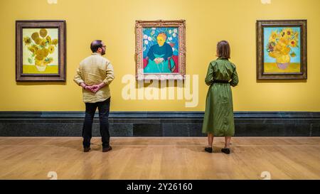 Londra, Regno Unito. 9 settembre 2024. Girasoli, 1888, Madame Augustine Roulin Rocking a Cradle (la Berceuse), 1889, Girasoli, 1889, un'opportunità unica nella vita che mostra tre immagini in un unico trittico che Van Gogh voleva vedere ma mai fatto - Van Gogh: Poeti e amanti alla Galleria Nazionale. È la loro prima mostra dedicata a Vincent van Gogh, che sarà anche la prima a concentrarsi sulle trasformazioni immaginative dell'artista. Presenta oltre 50 opere con prestiti da musei e collezioni private in tutto il mondo e va dal 14 settembre 2024 al 19 gennaio 2025. Credito: Guy Foto Stock