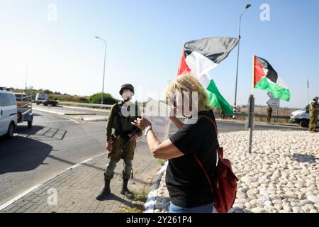 Qalqilya, Cisgiordania, Palestina. 9 giugno 2022. Un attivista partecipa a una protesta palestinese contro gli attacchi dei coloni nel villaggio della Cisgiordania di Izbat al-Tabib, nel governatorato di Qalqilya. I coloni israeliani sostenuti dai soldati israeliani hanno rinunciato alle bandiere israeliane vicino ai manifestanti palestinesi a Izbat al-Tabib, durante una delle loro incursioni nel villaggio. I palestinesi a Izbat al-Tabib sono stati separati da gran parte dei loro campi dal “muro di separazione della Cisgiordania”, hanno avuto terreni espropriati per la costruzione di una strada per un vicino insediamento israeliano, e sono costantemente esp Foto Stock