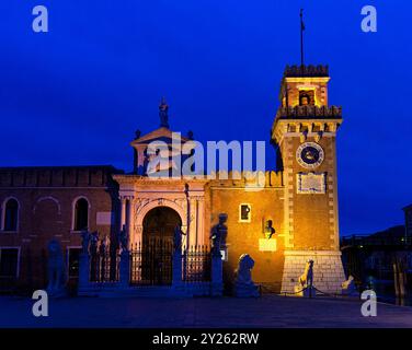 Vista al tramonto del portale d'ingresso e della porta chiamata ingresso all'acqua dell'Arsenale, tipico rinascimento, Venezia, Veneto, Italia Foto Stock