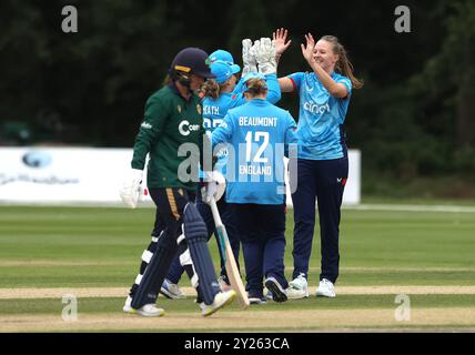 L'inglese Lauren Filer (a destra) celebra il wicket dell'irlandese Arlene Kelly (a sinistra) durante la seconda partita internazionale femminile di un giorno al Civil Service Cricket Club di Stormont. Data foto: Lunedì 9 settembre 2024. Foto Stock