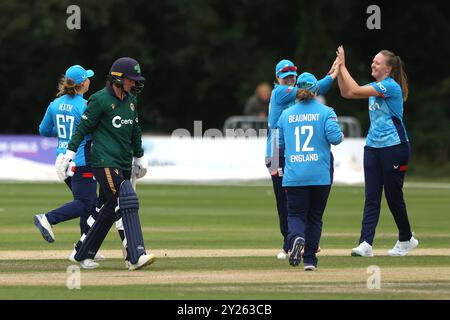 L'inglese Lauren Filer (a destra) celebra il wicket dell'irlandese Arlene Kelly (seconda a sinistra) durante la seconda partita internazionale femminile di One Day al Civil Service Cricket Club di Stormont. Data foto: Lunedì 9 settembre 2024. Foto Stock