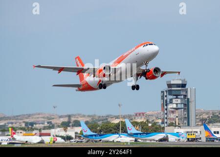 Airbus A320 aereo di linea della compagnia aerea low-cost Easyjet all'aeroporto di Alicante. Foto Stock