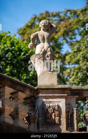 Scultura nel complesso del palazzo Zwinger con giardini, uno degli edifici più importanti del periodo barocco a Dresda, Germania Foto Stock