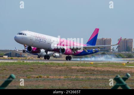 Airbus A321 della compagnia aerea Wizz Air atterra all'aeroporto di Alicante, El Altet. Foto Stock