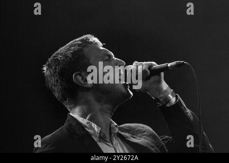 THE WALKMAN, CONCERTO, GREEN MAN FESTIVAL 2012: Hamilton Leithauser from the WALKMAN che suonano dal vivo sul Mountain Stage al Green Man Festival 2012 al Glanusk Park, Brecon, Galles, agosto 2012. Foto: Rob Watkins. INFO: The Walkmen sono un gruppo musicale indie rock statunitense noto per il loro sound atmosferico, che fonde influenze post-punk e alternative rock. Con voci emotive, strumentazione dinamica e testi introspettivi, la loro musica esplora temi di amore, nostalgia e lotta personale, creando un'atmosfera intramontabile e lunare. Foto Stock