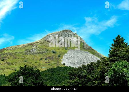 Culminante a 1515 m di altitudine, la Banne d'Ordanche è una cima vulcanica nel Parco naturale regionale dei Vulcani dell'Auvergne. Puy de Dome. Auvergne. Francia Foto Stock