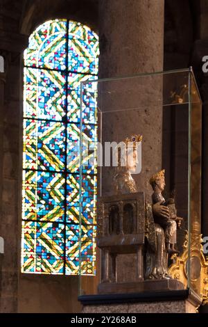 Vierge en majesté del XII secolo nella Basilica di Notre-Dame d'Orcival, Puy-de-Dôme, Auvergne-Rhône-Alpes, Francia Foto Stock