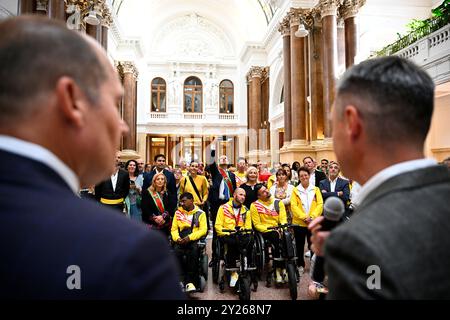 Atleti belgi paralimpici fotografati durante una cerimonia per onorare gli atleti che hanno gareggiato ai Giochi Paralimpici estivi 2024, lunedì 9 settembre 2024 presso la Bourse - Beurs nel centro di Bruxelles. Il Belgio ha ottenuto 14 medaglie, tra cui 7 d'oro, alle 17 Paralimpiadi, che si sono svolte dal 28 agosto all'8 settembre 2024 a Parigi, in Francia. BELGA FOTO JASPER JACOBS Foto Stock