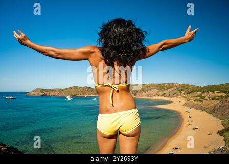 Escursione sul sentiero per la spiaggia di Ferragut, l'ippodromo, Minorca, la riserva della Biosfera, le Isole Baleari, Spagna. Foto Stock