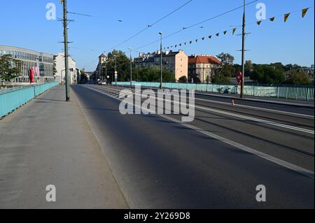 Tram e ponte auto a Cracovia in Polonia. Foto Stock