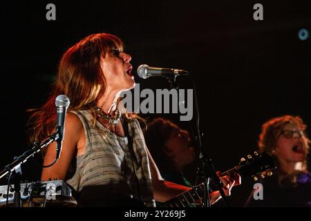 FEIST, CONCERTO, GREEN MAN FESTIVAL 2012: La cantante canadese Feist da headliner live on the Mountain Stage al Green Man Festival 2012 al Glanusk Park, Brecon, Galles, agosto 2012. Foto: Rob Watkins. INFO: Feist è una cantautrice canadese nota per il suo sound soul, indie pop che fonde influenze folk, rock e jazz. Con la sua voce distintiva ed emotiva e i testi introspettivi, la musica di Feist esplora temi di amore, desiderio e crescita personale, creando canzoni intime e sentite. Foto Stock