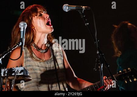 FEIST, CONCERTO, GREEN MAN FESTIVAL 2012: La cantante canadese Feist da headliner live on the Mountain Stage al Green Man Festival 2012 al Glanusk Park, Brecon, Galles, agosto 2012. Foto: Rob Watkins. INFO: Feist è una cantautrice canadese nota per il suo sound soul, indie pop che fonde influenze folk, rock e jazz. Con la sua voce distintiva ed emotiva e i testi introspettivi, la musica di Feist esplora temi di amore, desiderio e crescita personale, creando canzoni intime e sentite. Foto Stock