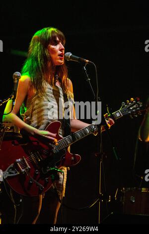 FEIST, CONCERTO, GREEN MAN FESTIVAL 2012: La cantante canadese Feist da headliner live on the Mountain Stage al Green Man Festival 2012 al Glanusk Park, Brecon, Galles, agosto 2012. Foto: Rob Watkins. INFO: Feist è una cantautrice canadese nota per il suo sound soul, indie pop che fonde influenze folk, rock e jazz. Con la sua voce distintiva ed emotiva e i testi introspettivi, la musica di Feist esplora temi di amore, desiderio e crescita personale, creando canzoni intime e sentite. Foto Stock