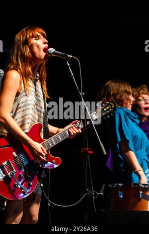 FEIST, CONCERTO, GREEN MAN FESTIVAL 2012: La cantante canadese Feist da headliner live on the Mountain Stage al Green Man Festival 2012 al Glanusk Park, Brecon, Galles, agosto 2012. Foto: Rob Watkins. INFO: Feist è una cantautrice canadese nota per il suo sound soul, indie pop che fonde influenze folk, rock e jazz. Con la sua voce distintiva ed emotiva e i testi introspettivi, la musica di Feist esplora temi di amore, desiderio e crescita personale, creando canzoni intime e sentite. Foto Stock