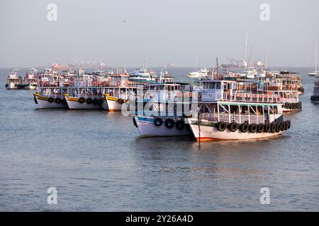 L'India, Mumbai, le barche da pesca e turistiche attraccavano al largo dell'India. Foto Stock