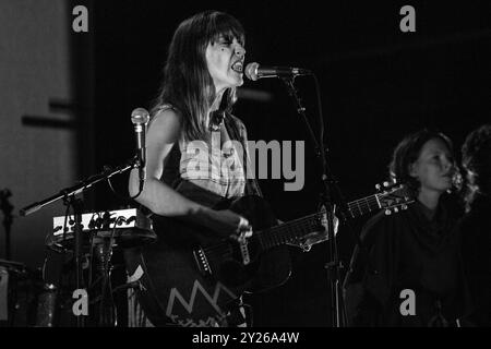 FEIST, CONCERTO, GREEN MAN FESTIVAL 2012: La cantante canadese Feist da headliner live on the Mountain Stage al Green Man Festival 2012 al Glanusk Park, Brecon, Galles, agosto 2012. Foto: Rob Watkins. INFO: Feist è una cantautrice canadese nota per il suo sound soul, indie pop che fonde influenze folk, rock e jazz. Con la sua voce distintiva ed emotiva e i testi introspettivi, la musica di Feist esplora temi di amore, desiderio e crescita personale, creando canzoni intime e sentite. Foto Stock