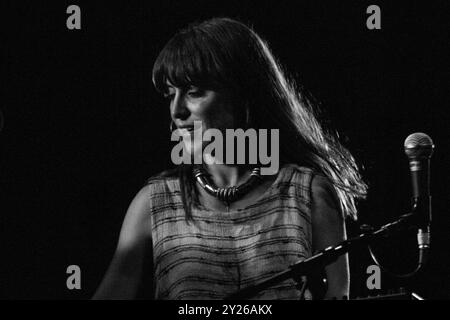 FEIST, CONCERTO, GREEN MAN FESTIVAL 2012: La cantante canadese Feist da headliner live on the Mountain Stage al Green Man Festival 2012 al Glanusk Park, Brecon, Galles, agosto 2012. Foto: Rob Watkins. INFO: Feist è una cantautrice canadese nota per il suo sound soul, indie pop che fonde influenze folk, rock e jazz. Con la sua voce distintiva ed emotiva e i testi introspettivi, la musica di Feist esplora temi di amore, desiderio e crescita personale, creando canzoni intime e sentite. Foto Stock