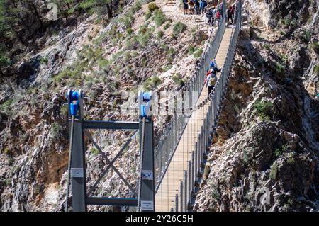 Sentiero escursionistico fino al ponte di Colgante (Puente Colgante El Saltillo) sul fiume Almanchares, Sierra Tejeda, Andalusia, Spagna Foto Stock