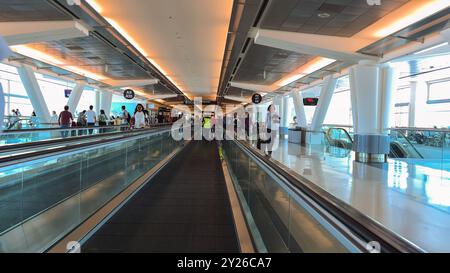 San Francisco, California, Stati Uniti. 2 agosto 2024. I viaggiatori indaffarati navigano nei terminal dell'aeroporto internazionale di San Francisco. Foto Stock