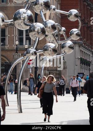 Accumulo infinito di Yayoi Kusama, commissionato dalla fondazione artistica crossrail al di fuori del 100 di Liverpool Street Londra Regno Unito Foto Stock