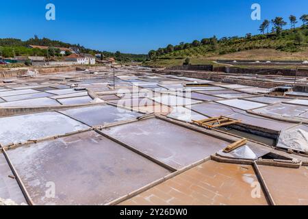 Rio Maior, Portogallo: 7 luglio 2024: Fonte da Bica Salt Flats, alias Salinas de Rio Maior, sistema di compartimenti d'acqua poco profondi e grondaie per sale extra Foto Stock