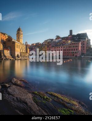 Vernazza, vista dalle rocce al tramonto. Fotografia a lunga esposizione. Seascape nel Parco Nazionale delle cinque Terre, regione Liguria, Italia, Europa. Foto Stock