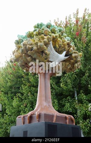 Arte concettuale Tree of Hands agli Starley Gardens di Coventry Foto Stock