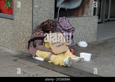 Donna che chiede soldi in Gran Bretagna Foto Stock