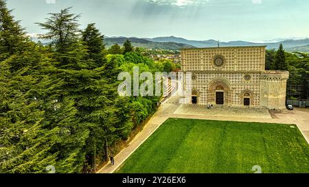 Veduta aerea della Cattedrale di Collemaggio. La facciata della Basilica di Santa Maria di Collemaggio è in stile romanico-gotico. L'Aquila, Abruzzo Foto Stock