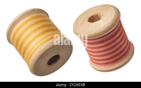 bobine di legno di ricamo di cotone filo da cucire sfondo bianco isolato, utilizzate per cuciture particolari o tessuti decorativi e industria tessile Foto Stock