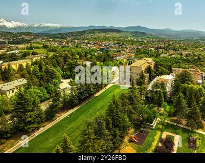 Veduta aerea della Cattedrale di Collemaggio. La facciata della Basilica di Santa Maria di Collemaggio è in stile romanico-gotico. L'Aquila, Abruzzo Foto Stock