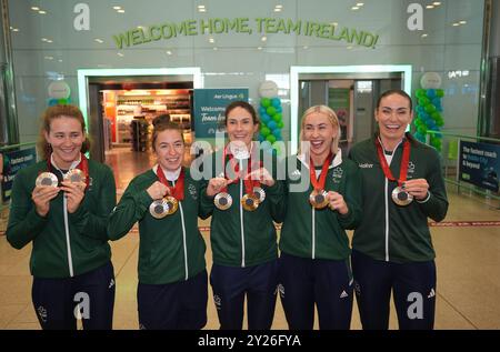 (Da sinistra a destra) Roisin Ni Riain, Linda Kelly, Katie-George Dunlevy, Orla Comerford e Eve McCrystal arrivano al Terminal 2 dell'aeroporto di Dublino, dopo aver partecipato ai Giochi paralimpici estivi di Parigi del 2024. Data foto: Lunedì 9 settembre 2024. Foto Stock