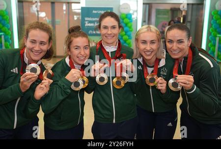 (Da sinistra a destra) Roisin Ni Riain, Linda Kelly, Katie-George Dunlevy, Orla Comerford e Eve McCrystal arrivano al Terminal 2 dell'aeroporto di Dublino, dopo aver partecipato ai Giochi paralimpici estivi di Parigi del 2024. Data foto: Lunedì 9 settembre 2024. Foto Stock