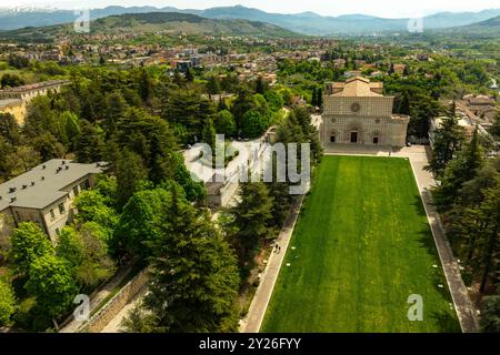 Veduta aerea della Cattedrale di Collemaggio. La facciata della Basilica di Santa Maria di Collemaggio è in stile romanico-gotico. L'Aquila, Abruzzo Foto Stock