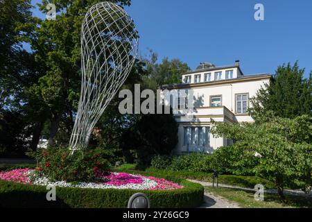 Museo Jean-Paul Bayreuth Germania Baviera alta Franconia, scrittore romantico tedesco, vista dal giardino, scultura di un pallone gonfiabile Foto Stock