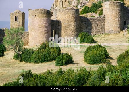 Maestoso Castello di Loarre - Una fortezza medievale in pietra tra paesaggi verdeggianti (Aragona, Spagna) Foto Stock