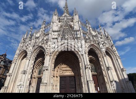 A Rouen, in Normandia, la chiesa di San Maclovio è una sfarzosa chiesa gotica cattolica con porte in legno scolpite del periodo rinascimentale. Foto Stock