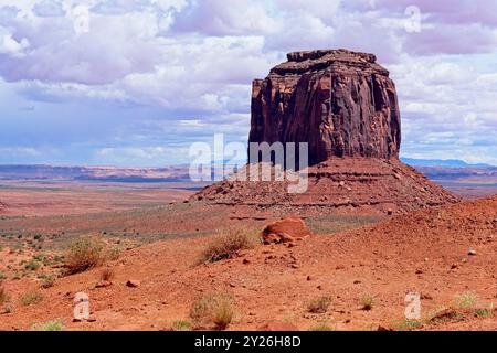 Merrick Butte sorge al di sopra del piano della Monument Valley sotto nuvole spettacolari Foto Stock