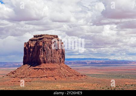 Merrick Butte sorge sul pavimento della Monument Valley sotto cieli pieni di nuvole Foto Stock