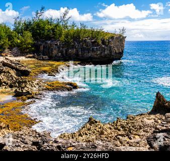 Lithified Cliffs Surround Heavenly Pearl Cove con Kamala Point, Mahaulepu Heritage Trail, Poipu, Kawaii, USA Foto Stock